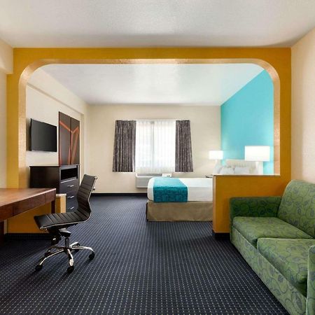 Howard Johnson By Wyndham San Antonio Hotel & Suites Exterior photo