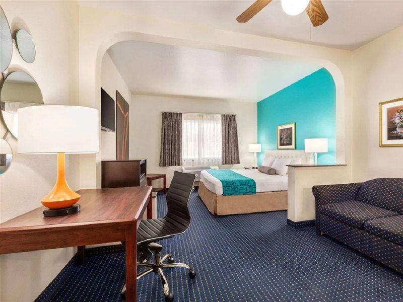 Howard Johnson By Wyndham San Antonio Hotel & Suites Exterior photo