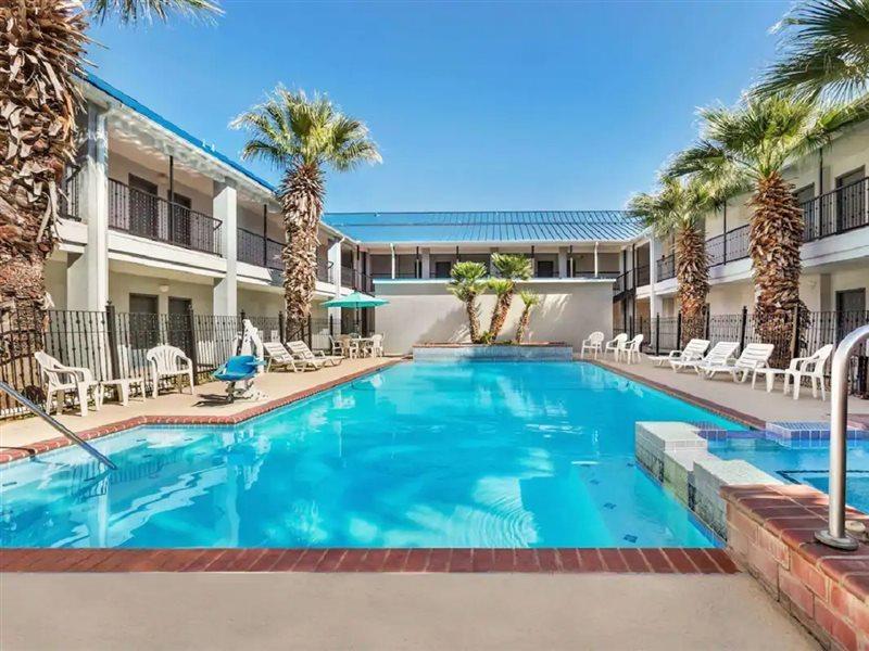 Howard Johnson By Wyndham San Antonio Hotel & Suites Exterior photo