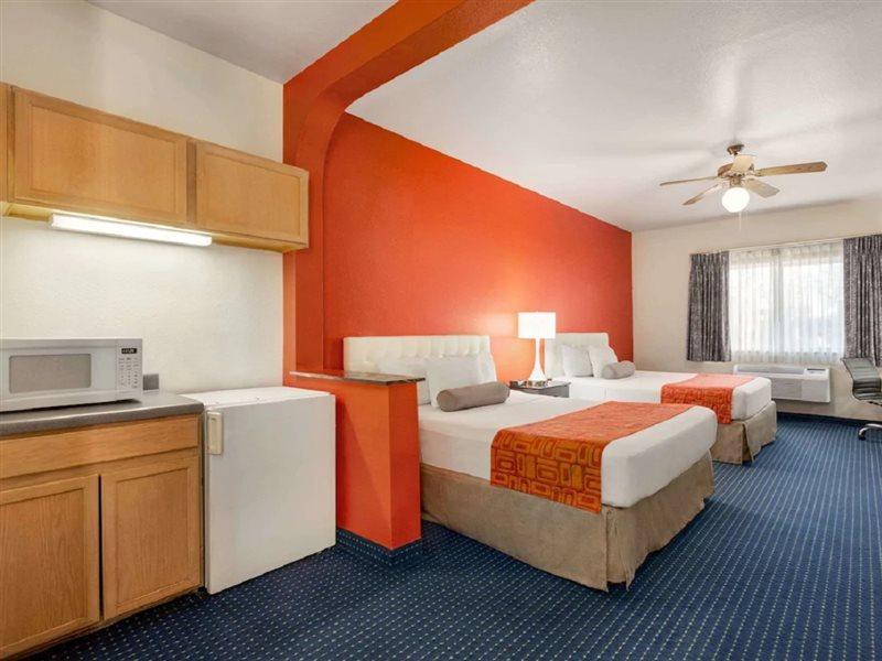 Howard Johnson By Wyndham San Antonio Hotel & Suites Exterior photo