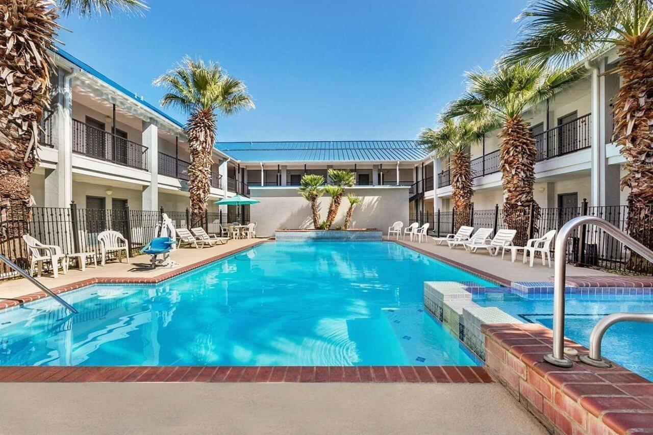 Howard Johnson By Wyndham San Antonio Hotel & Suites Exterior photo
