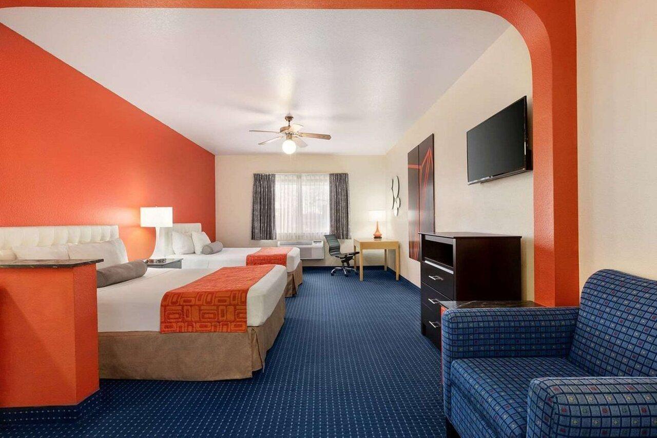 Howard Johnson By Wyndham San Antonio Hotel & Suites Exterior photo