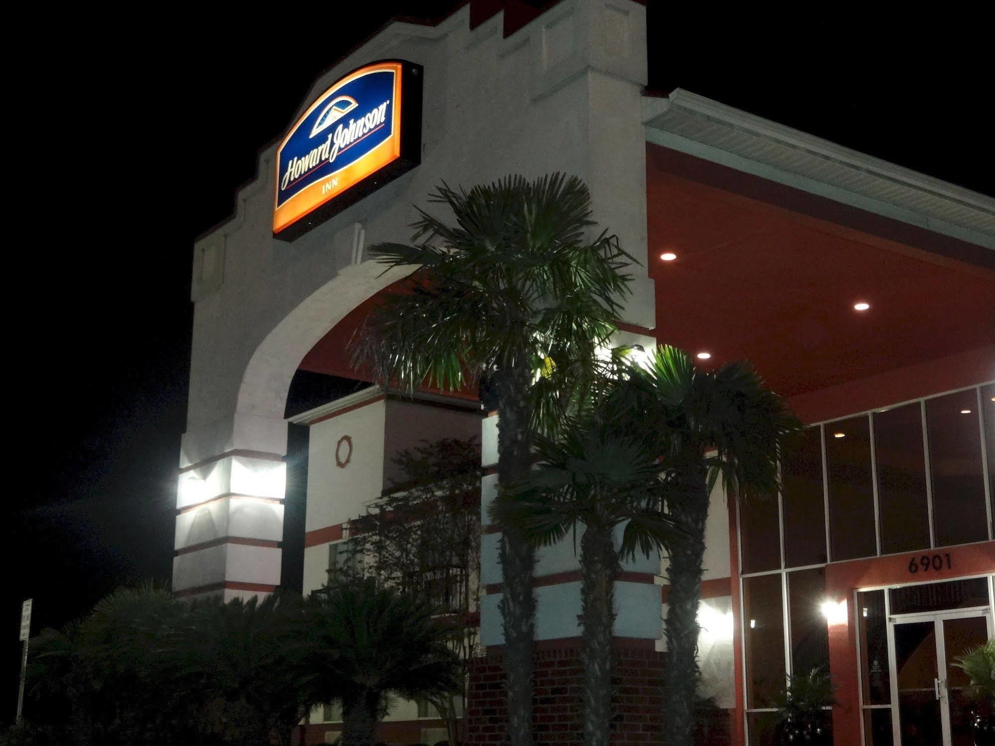 Howard Johnson By Wyndham San Antonio Hotel & Suites Exterior photo