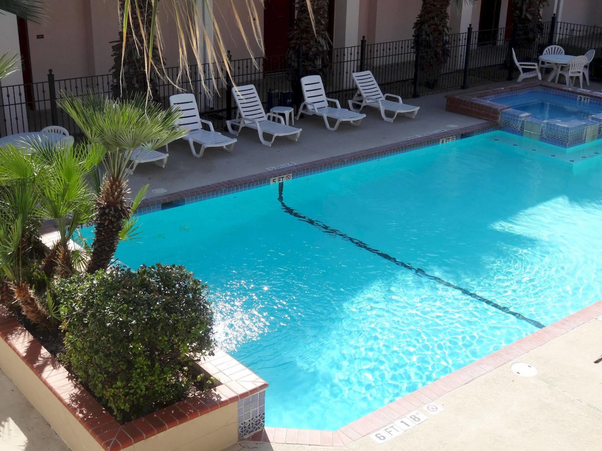 Howard Johnson By Wyndham San Antonio Hotel & Suites Exterior photo