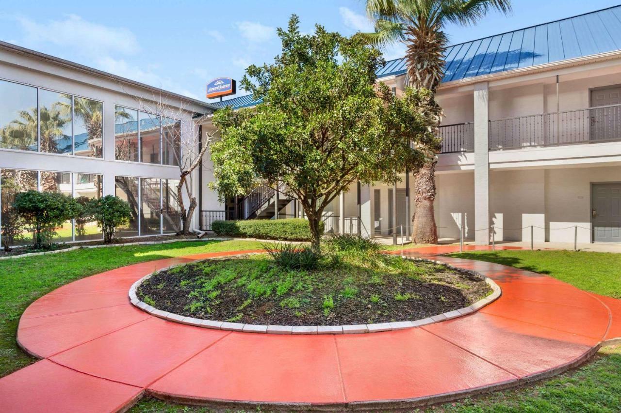 Howard Johnson By Wyndham San Antonio Hotel & Suites Exterior photo
