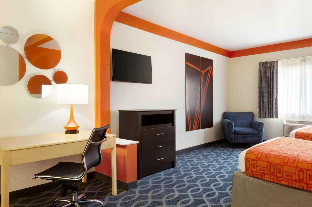Howard Johnson By Wyndham San Antonio Hotel & Suites Exterior photo