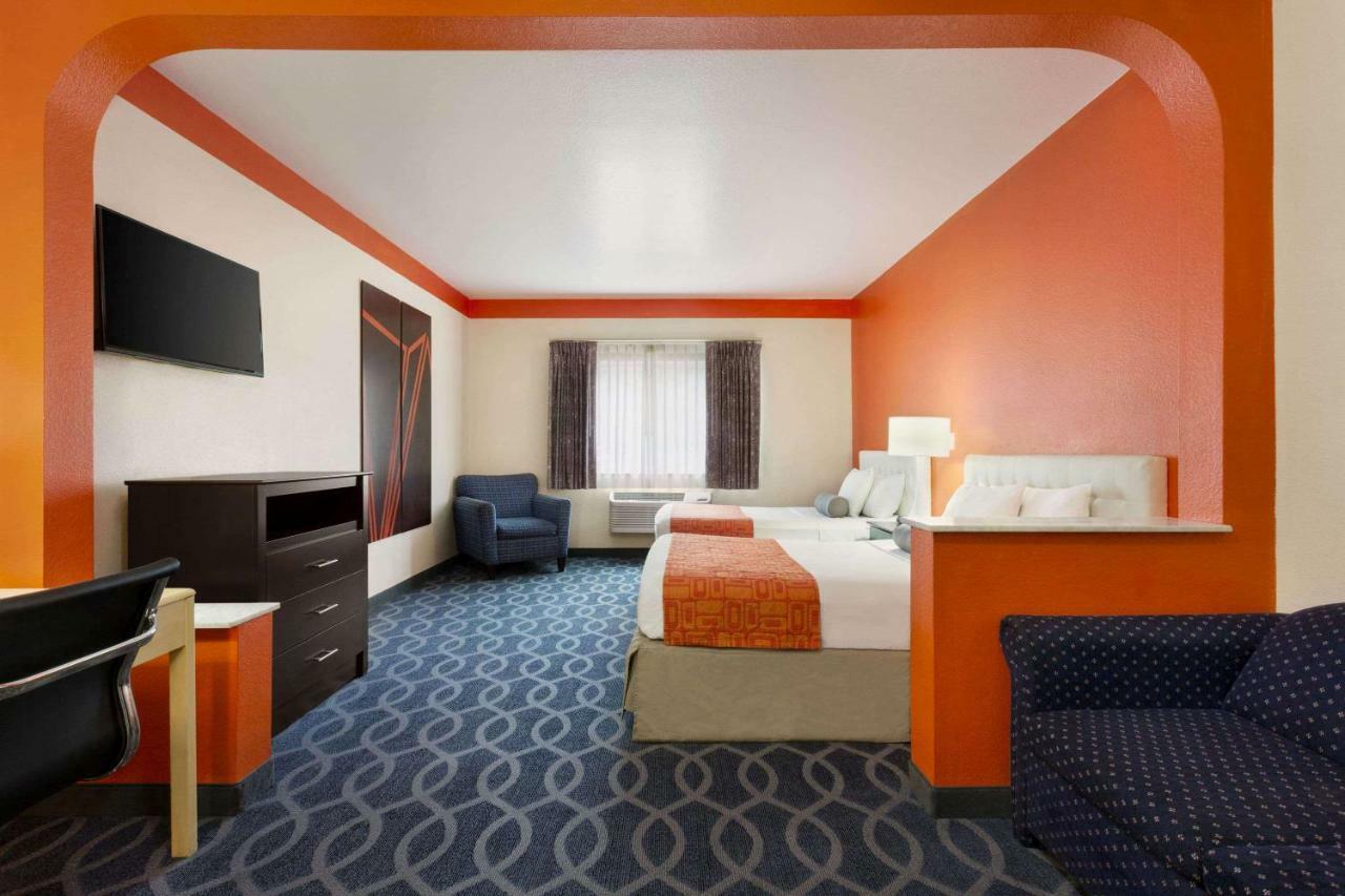 Howard Johnson By Wyndham San Antonio Hotel & Suites Exterior photo