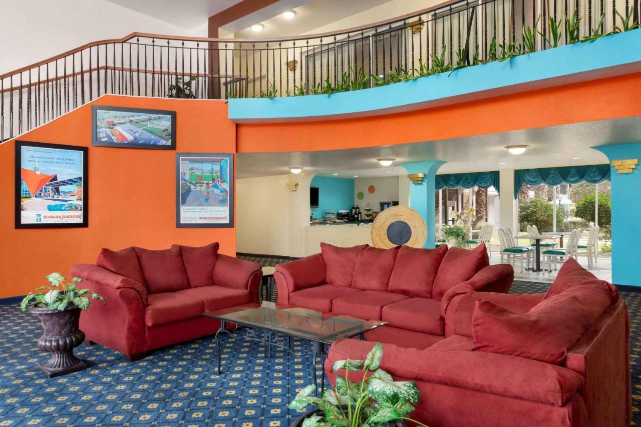 Howard Johnson By Wyndham San Antonio Hotel & Suites Exterior photo