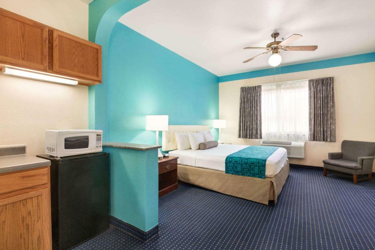 Howard Johnson By Wyndham San Antonio Hotel & Suites Exterior photo
