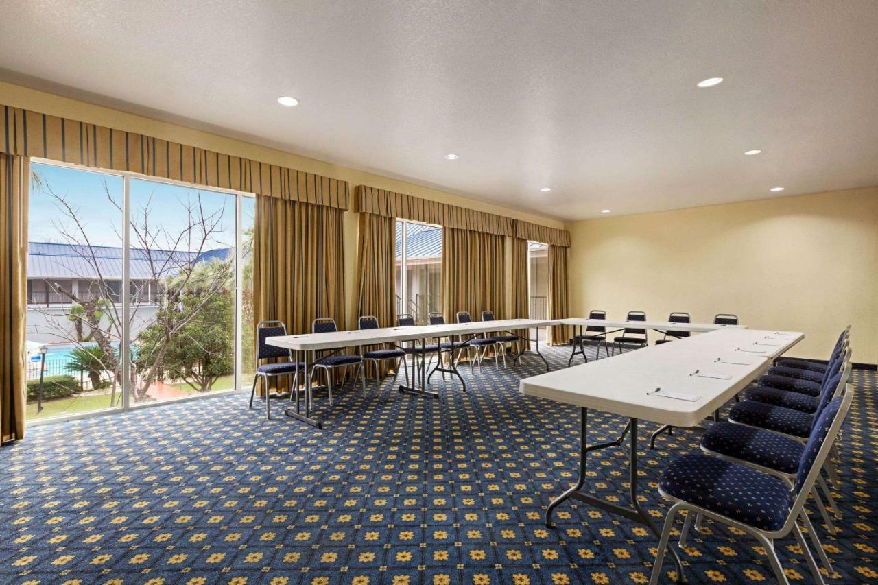 Howard Johnson By Wyndham San Antonio Hotel & Suites Exterior photo