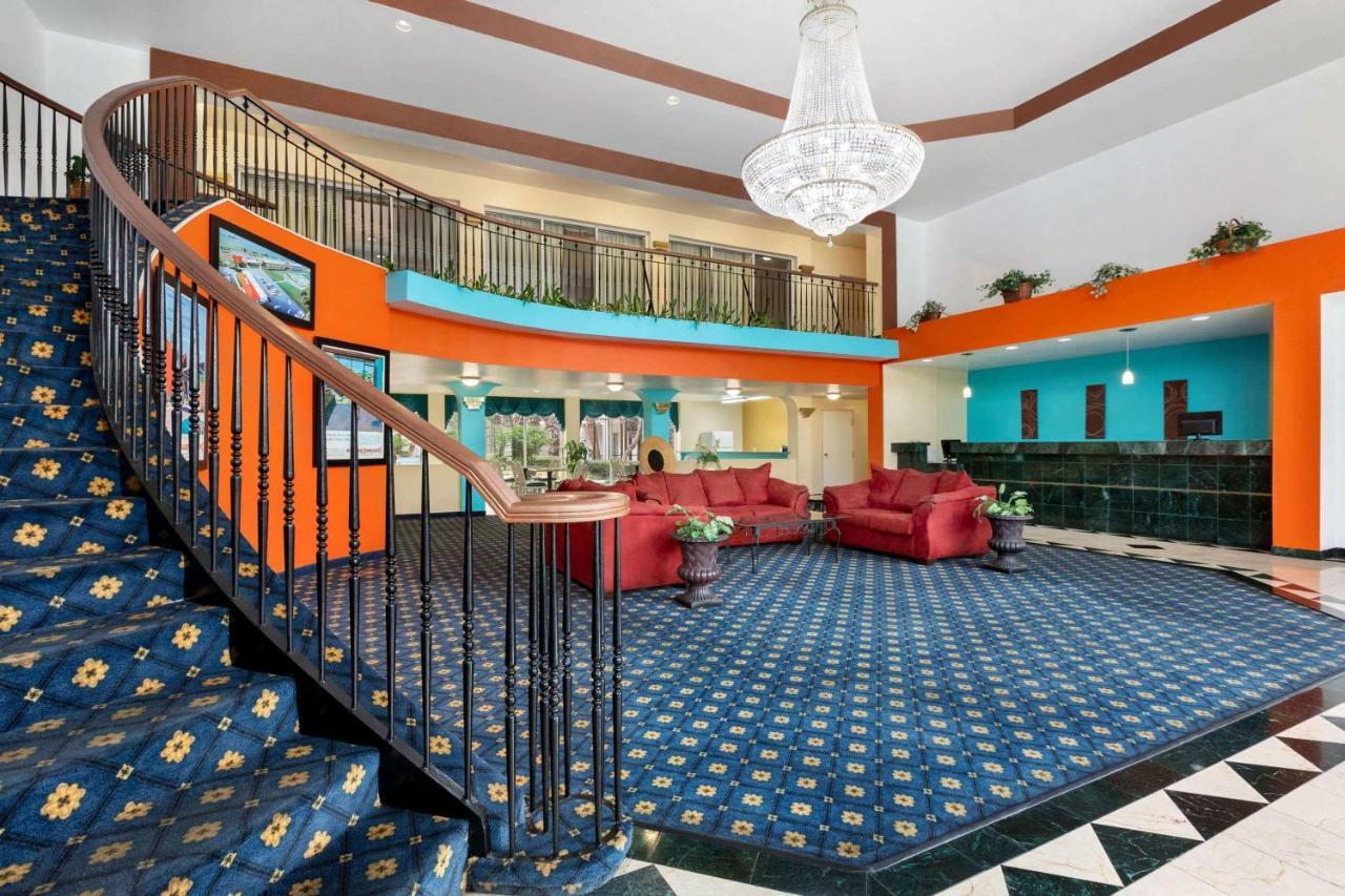 Howard Johnson By Wyndham San Antonio Hotel & Suites Exterior photo
