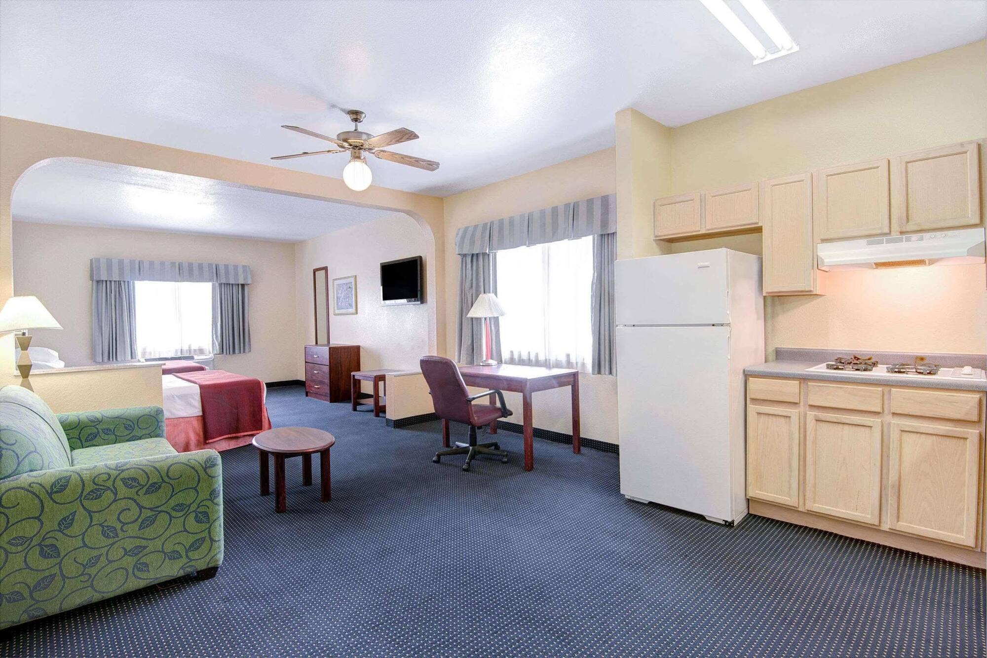 Howard Johnson By Wyndham San Antonio Hotel & Suites Exterior photo