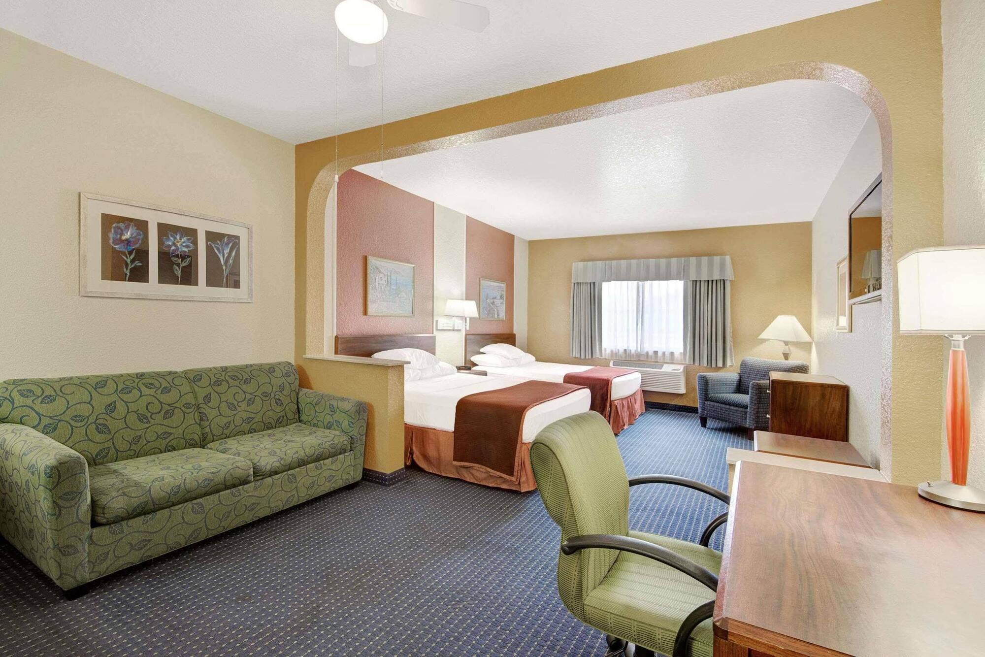 Howard Johnson By Wyndham San Antonio Hotel & Suites Exterior photo