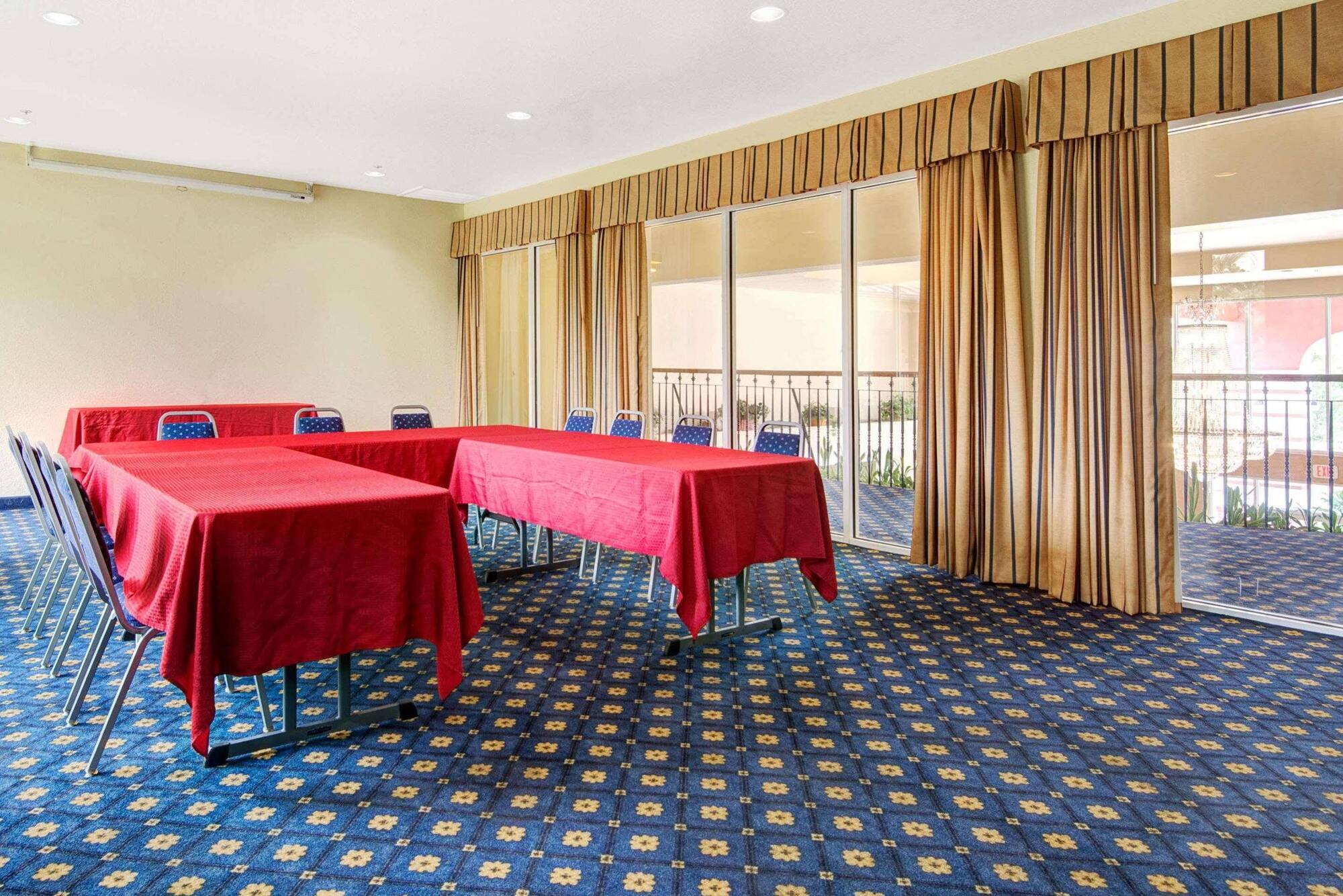 Howard Johnson By Wyndham San Antonio Hotel & Suites Exterior photo